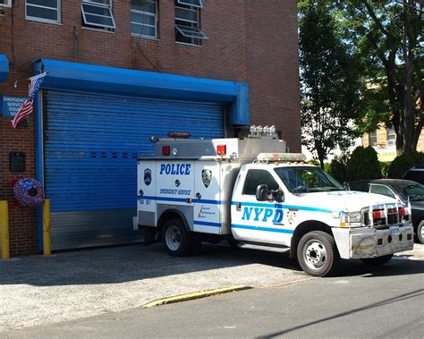 P075s Nypd Emergency Service Squad Truck At Police Station Flickr