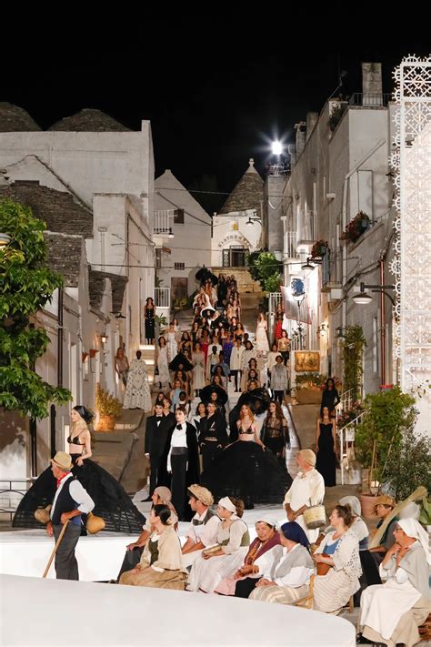 Dolce And Gabbana Alta Moda Em Alberobello Puglia 2023 Runway Revista