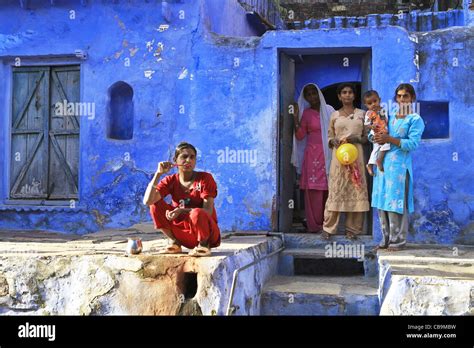 Mujer India Cepillando Sus Dientes Muy Temprano En La Mañana En Bundi Rajastán La India