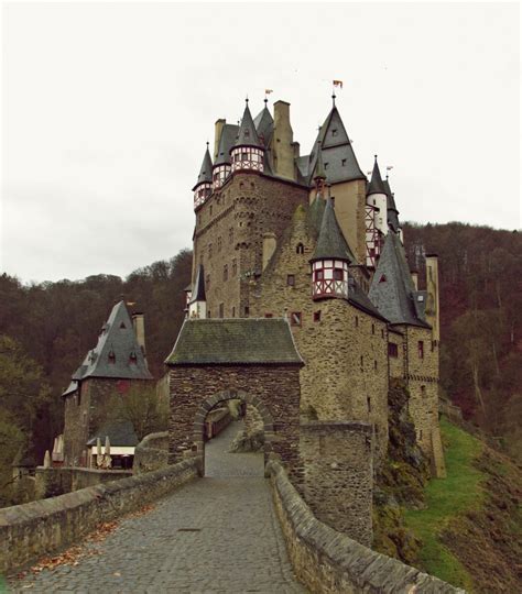 Call us and take a free trial lesson so that you can convince yourself right away: El castillo de Eltz, otro castillo de cuento en Alemania