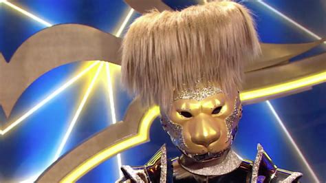 The masked singer is a singing competition guessing game based on the korean format king of mask singer. Videosnack: Draagt de Leeuw een gele zwembroek in The ...