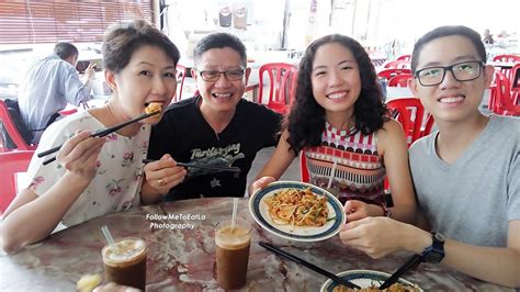 The actual char kway teow is the thin flat rice noodles mixed with little yellow noodles. Follow Me To Eat La - Malaysian Food Blog: Char Kuey Teow ...