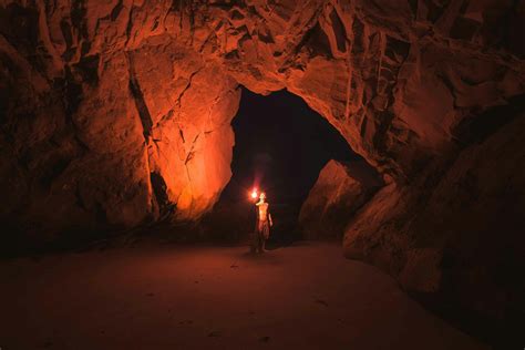 Personne Debout Et Tenant La Lampe à Lintérieur De La Grotte · Photo