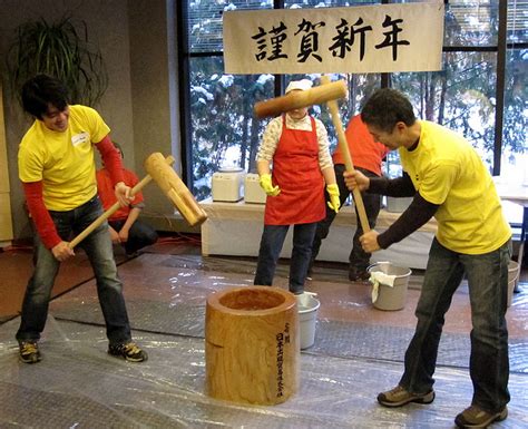 Seattle Times One Of Largest Mochi Pounding Events In Country Ushers