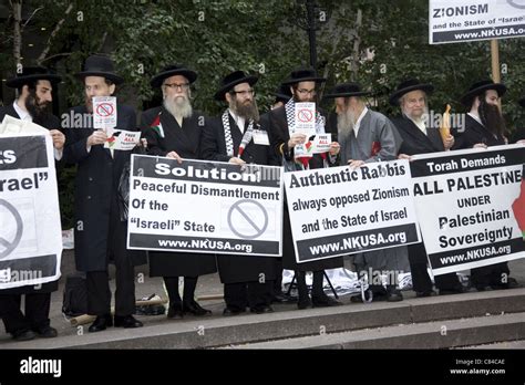 Ultra Orthodox Jewish Rabbis Demonstrate Near The Un In Nyc To Free