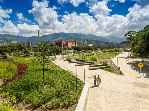 Medellín River Parks Landezine International Landscape Award Lila
