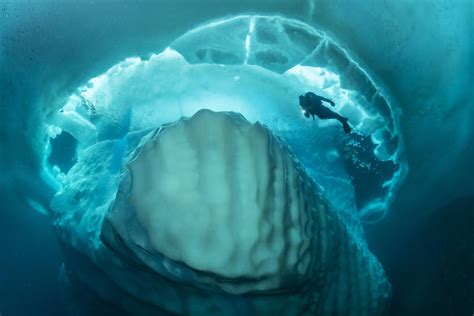 Unas fotos impresionantes muestran cómo es bucear bajo un iceberg gigante