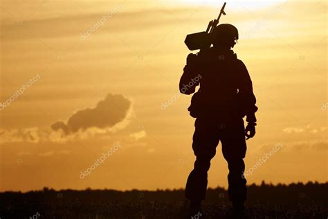 Silueta De Soldado Militar Con Ametralladora Fotografía De Stock