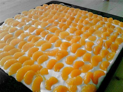 Eier mit zucker und vanillezucker schaumig schlagen. Mandarinen Schmand Blechkuchen | Mandarinen schmand ...