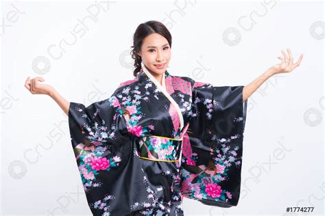 japanese traditional clothing female
