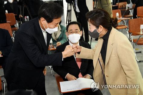 작년 총선도 낙선 서울시장 후보도 낙선 당대표도 낙선 삼재인가. 인사하는 오세훈-나경원 서울시장 보궐선거 경선 후보자 | 연합뉴스