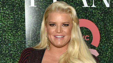 Pregnant Jessica Simpson Cradles Baby Bump In Skintight Dress Us Weekly