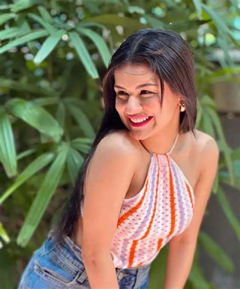 Photo Gallery Avneet Kaur Shared Her Sizzling Pics In A Backless Top See Here