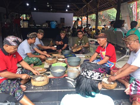 Tradisi Ngayah Orang Bali Di Dki Jakarta