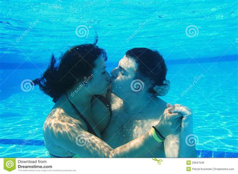 Beso Subacuático Foto De Archivo Imagen De Feliz Amor 23947546