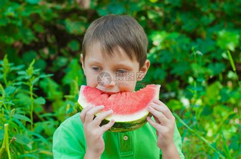 夏天在花园吃西瓜的小男孩儿在高清图片下载 正版图片507535869 摄图网