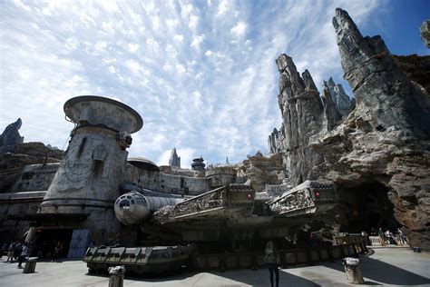 Galaxys Edge Disneylands Giant Star Wars Theme Park Daily Sabah