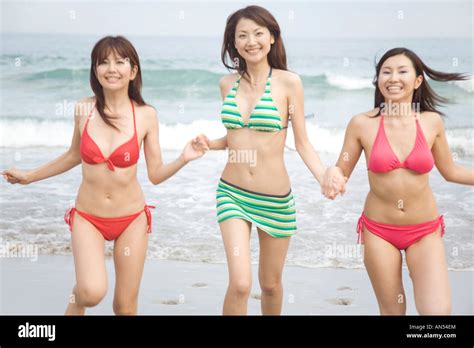 Japanische Frauen Die Auf Einen Strand Im Badeanzug Stockfotografie
