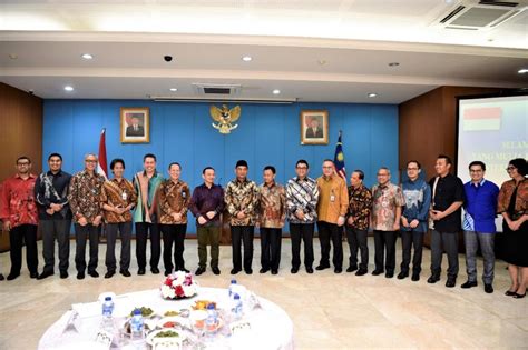Majlis pelancaran maya jaringan prihatin telah disempurnakan oleh yab tan sri dato' haji muhyiddin bin haji mohd yassin, perdana menteri malaysia. Ini Tiga Kebijakan Pendidikan Malaysia Dibawah Mahathir ...