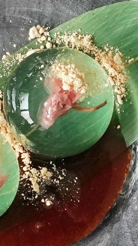 Puding buah makanan pencuci mulut (mungkin 2021). Makanan pencuci mulut manis ini dihias dengan sirup gula ...
