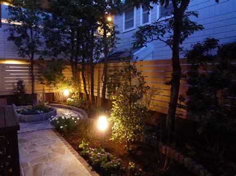2灯の照明が木々をやわらかく照らすお庭｜グリーンケア｜お庭のデザイン＆リフォーム