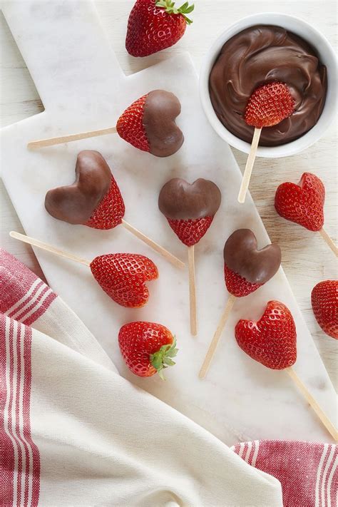 How To Make Strawberry Hearts Video Rezept Schokoladenüberzug Dessert Ideen Erdbeeren