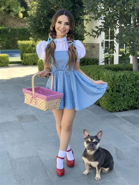 Rosanna Pansino As Dorothy And Blueberry Muffin As Toto From The
