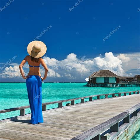 Žena Na Pláži Molo Na Maledivy — Stock Fotografie © Haveseen 21612989