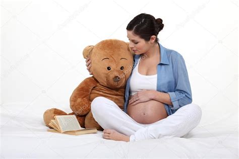 Schwangere Umarmt Riesen Teddy — Stockfoto © Photography33 16843787