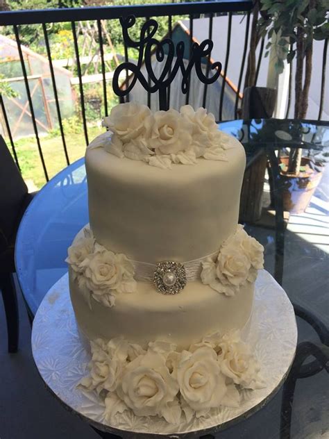 When i shared a pic of this cake on social media, you all. French Vanilla wedding cake with White Fondant roses | Wedding cake vanilla, Fondant rose, Cake