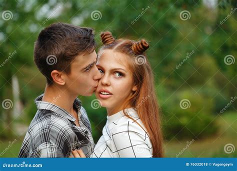 Ados Amoureux De Baiser Photo Stock Image Du Romantique 76032018