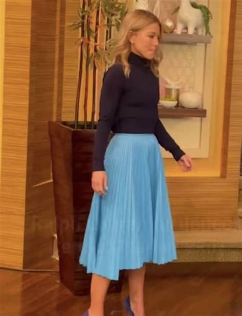 Kelly Ripas Edgy Blue Leather Skirt Sends Fans Wild Hello