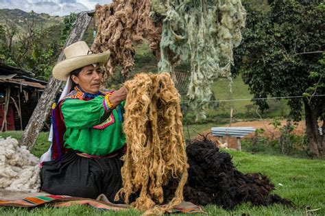 Premium Photo Latin American Andean Mother Drying Colored Wool For