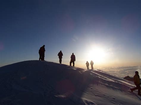 Gambar Pemandangan Horison Bayangan Hitam Salju Musim Dingin