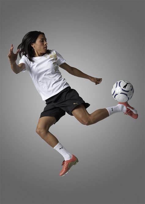 Ella Juega Al Fútbol A Las Dos De La Tarde Soccer Poses Football Poses Football Girls Girls