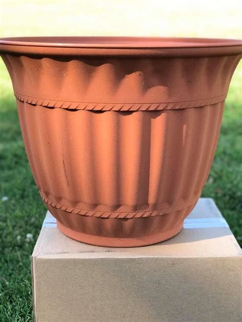 Flower Pot Makeover With Spray Paint Painting Spray Paint Flowers