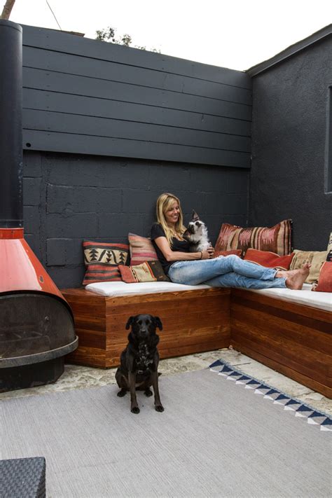 Corners are difficult to furnish and we all know it. Outdoor Corner Bench - HomesFeed