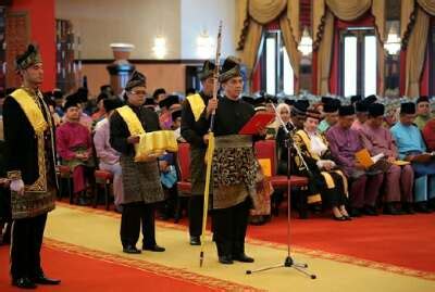 Antaranya dakwaan adun ijok, dr idris ahmad tentang perlantikan amirudin shari tidak mendapat restu. Azmin angkat sumpah MB Selangor