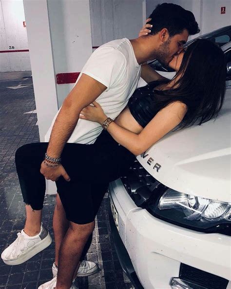 Couple Kissing On Car Hood Słodkie Pary Zdjęcia Słodkich Par