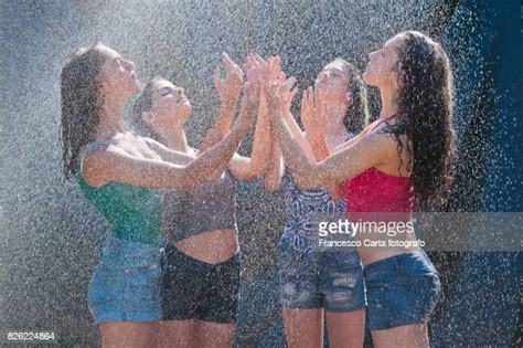 Showering Teen Girls Together Photos Et Images De Collection Getty Images