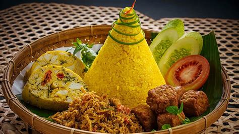 Het is ook helemaal geen bewerkelijk recept: Cara Membuat Nasi Kuning Khas Tradisi Jawa Komplit dengan Hiasannya