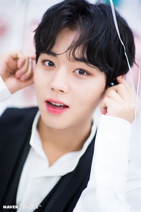 Filipino mays and wannables love. PARK JIHOON pose pour un photoshoot exclusif avec Dispatch ...