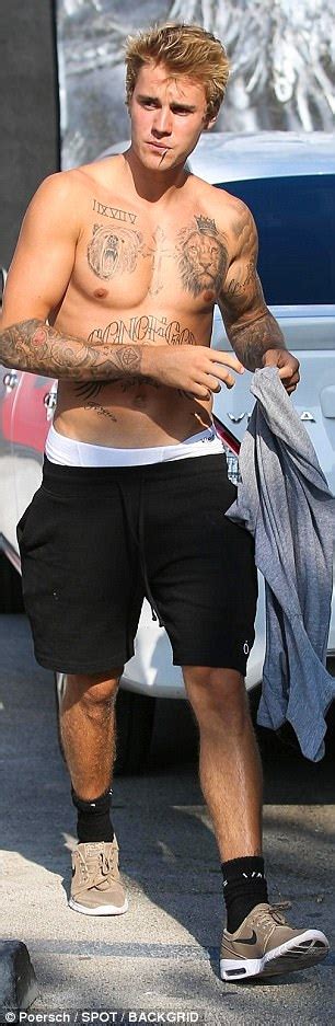 Shirtless Justin Bieber Shows Off His Bulging Biceps In La Daily Mail Online
