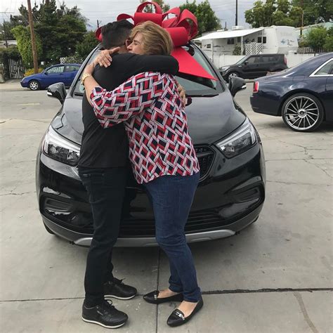 Larry Hernández regala camioneta familiar de lujo a su mamá