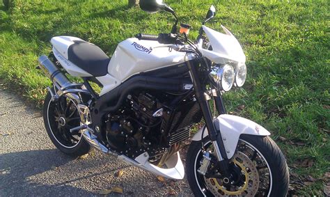 Une triumph 1050 speed triple est une véritable arme moderne, fiable, au moteur jouissif et … we once listed the triumph speed triple 1050 as one of our favorite modern motorcycles. Umgebautes Motorrad Triumph Speed Triple 1050 von ...