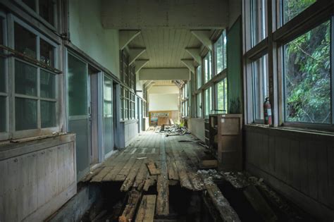 Elugraphy 二本脚のピアノの学校 3 Abandoned School With Destroyed And