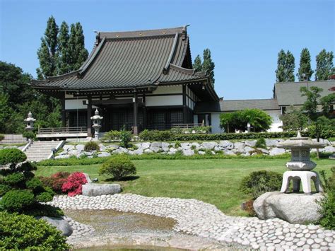 They are situated on the other side of the rhine via a 15 minute tram ride and then a 10 minute walk. Bild "Tempel" zu EKO Haus in Niederkassel