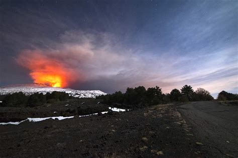 Actualité volcanique, articles de fond sur étude de volcan, tectonique, récits et photos de voyage. Volcanic explosion on Italy's Mount Etna - The Blade