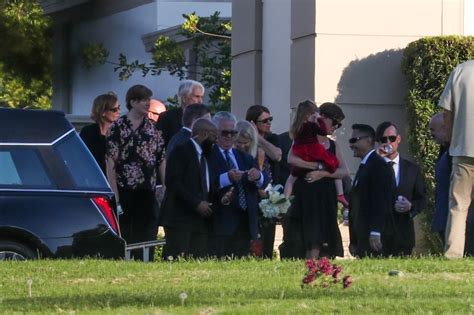 Зошто пријателите го напуштија погребот на Метју Пери Не присуствувале на приватната