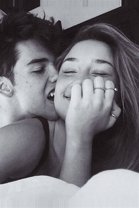 40 Best Selfie Poses For Couples Buzz16 Fotos De Novios Tumblr Fotos De Amor Parejas